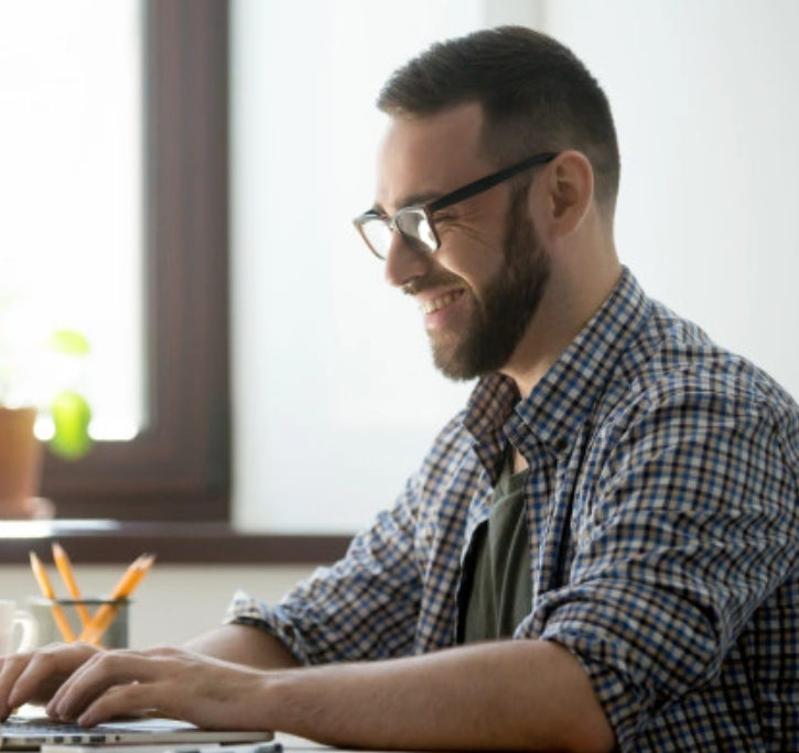 Pessoa trabalhando em um computador